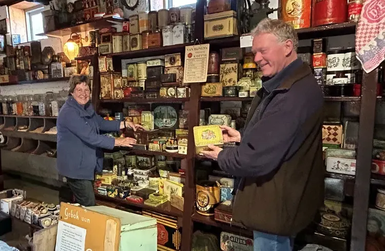 Jan en Jantine bij Verzamelschuur Het Winkelblik in Oosterend op Texel