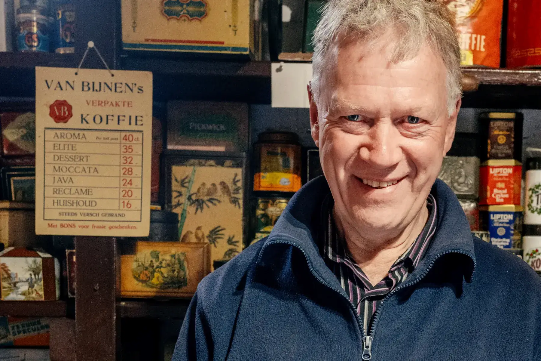 Jan van Verzamelschuur Het Winkelblik in het nostalgische winkeltje in Oosterend op Texel