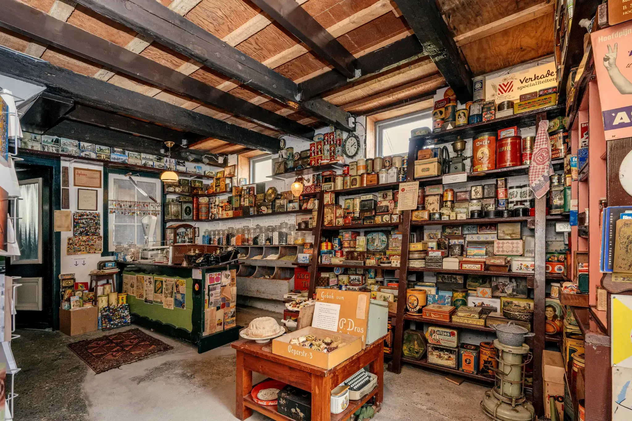Overzicht van het nostalgische kruidenierswinkeltje in Oosterend op Texel