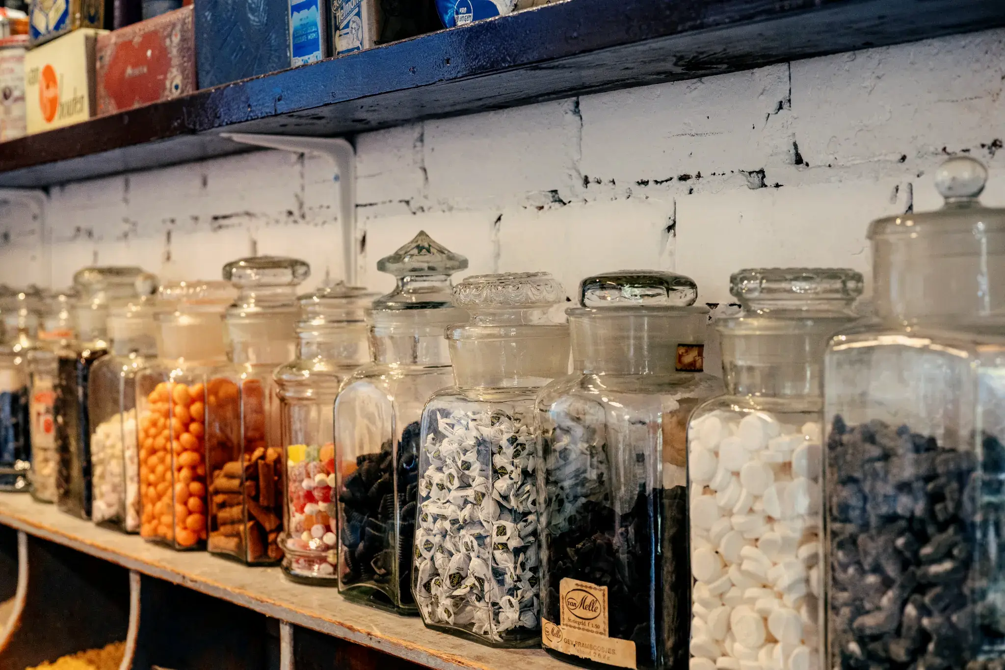Nostalgische toonbank met glazen snoeppotten en oud Hollandse winkelsfeer