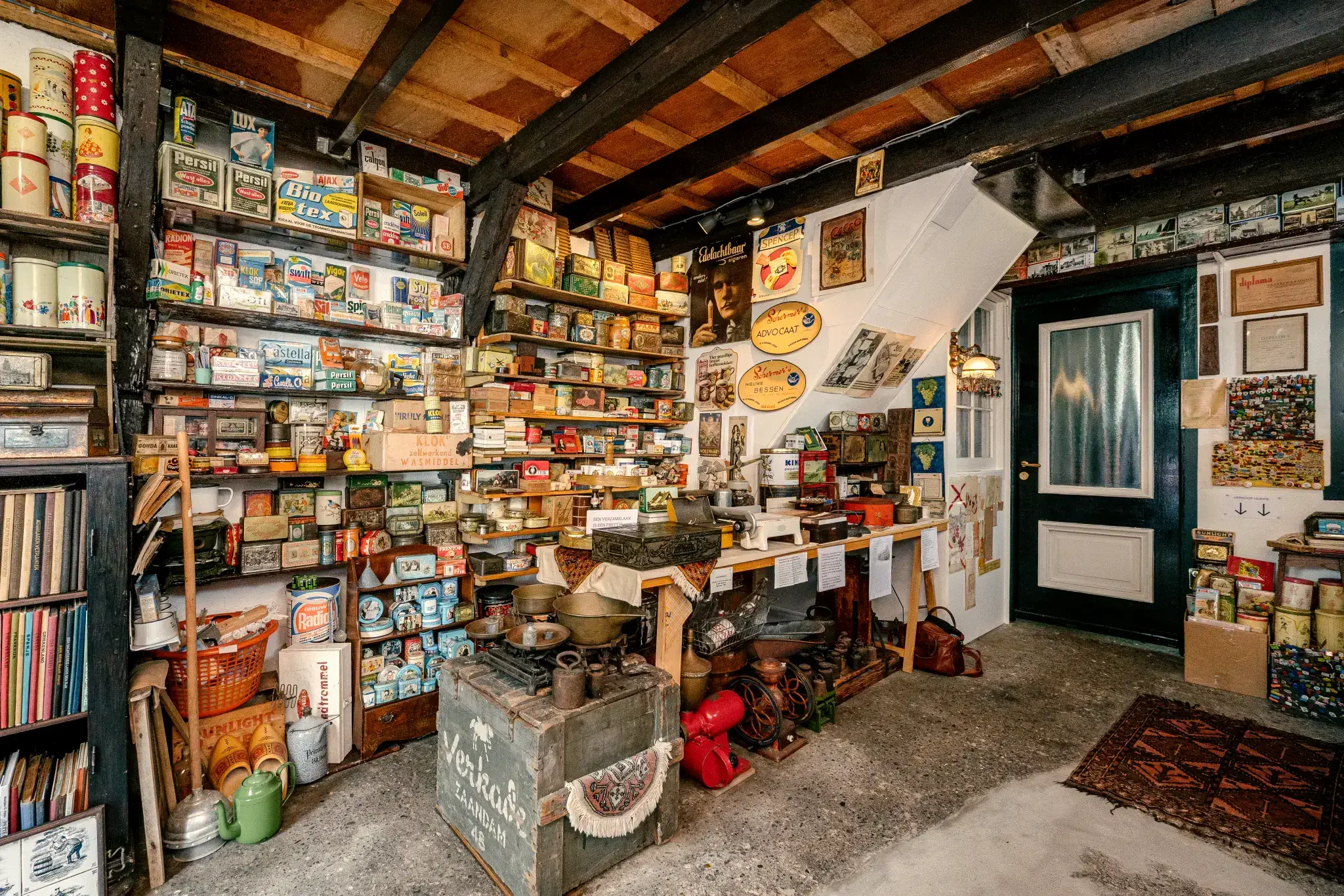 Interieur van Verzamelschuur Het Winkelblik met oude winkelinrichting en houten toonbank